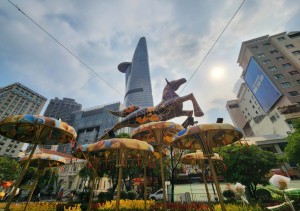 [Chùm ảnh] Đường hoa Nguyễn Huệ gấp rút hoàn thiện trước ngày khai mạc