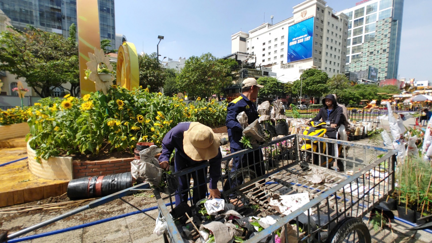 [Chùm ảnh] Toàn cảnh đường hoa Nguyễn Huệ trước khi hoàn thành