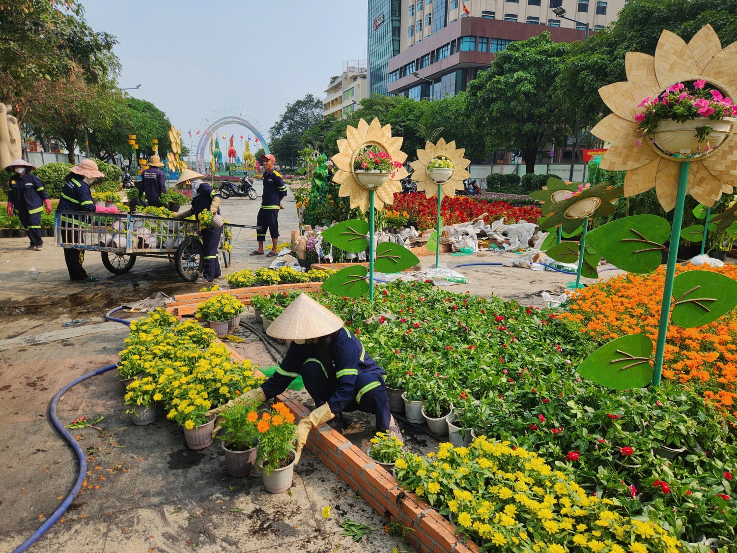 [Chùm ảnh] Toàn cảnh đường hoa Nguyễn Huệ sắp hoàn thành