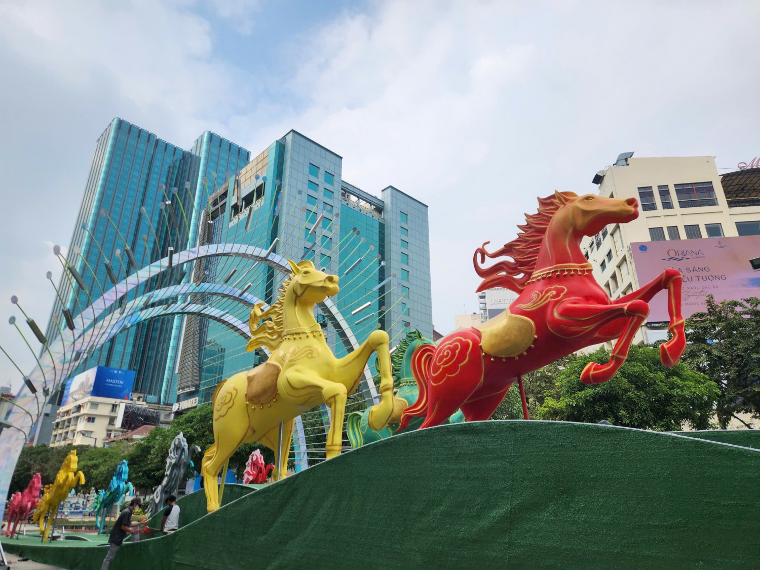 [Chùm ảnh] Toàn cảnh đường hoa Nguyễn Huệ sắp hoàn thành