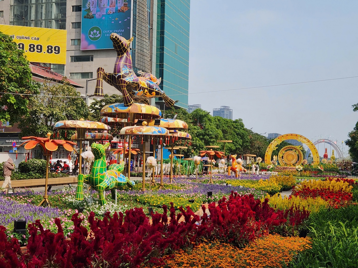 [Chùm ảnh] Toàn cảnh đường hoa Nguyễn Huệ trước khi hoàn thành