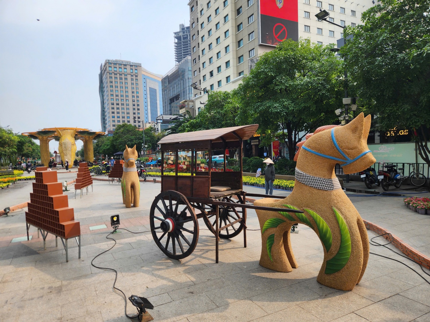 [Chùm ảnh] Toàn cảnh đường hoa Nguyễn Huệ trước khi hoàn thành