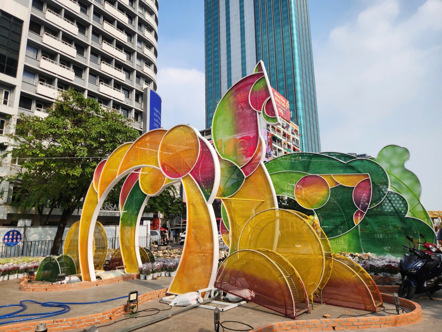 [Chùm ảnh] Toàn cảnh đường hoa Nguyễn Huệ sắp hoàn thành