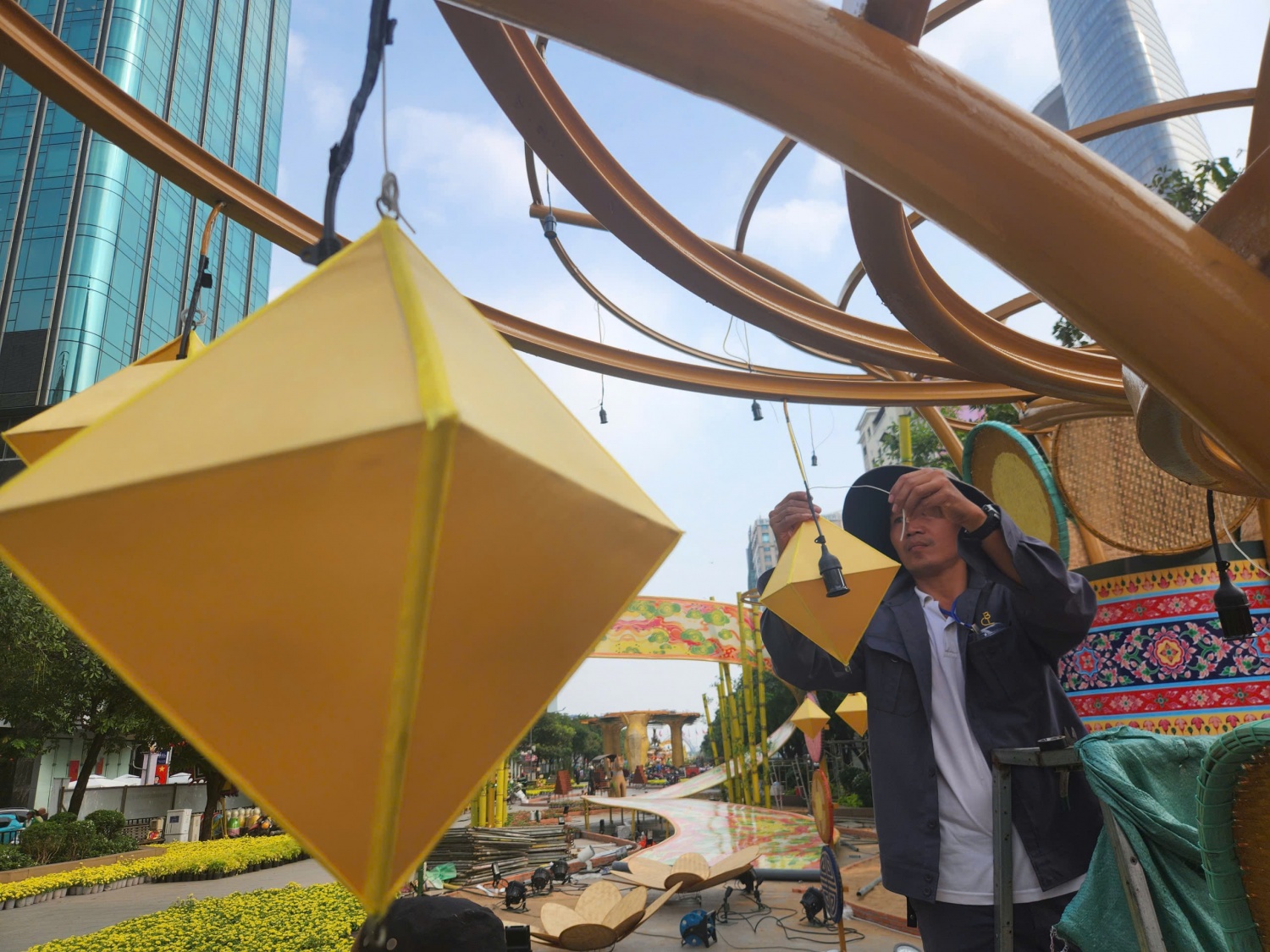 [Chùm ảnh] Toàn cảnh đường hoa Nguyễn Huệ sắp hoàn thành