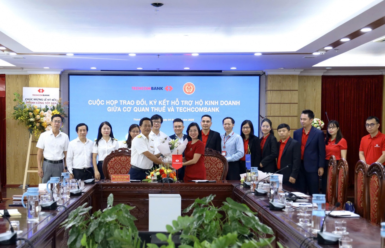 Thuế TP HCM và Techcombank ký thỏa thuận hỗ trợ hộ kinh doanh thích ứng chính sách thuế mới 2026