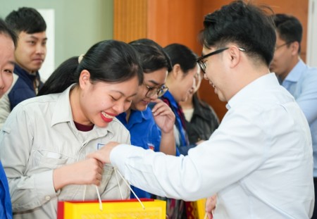 Đoàn Thanh niên Petrovietnam mang “Xuân Gắn kết - Tết Nghĩa tình” đến với VNPOLY