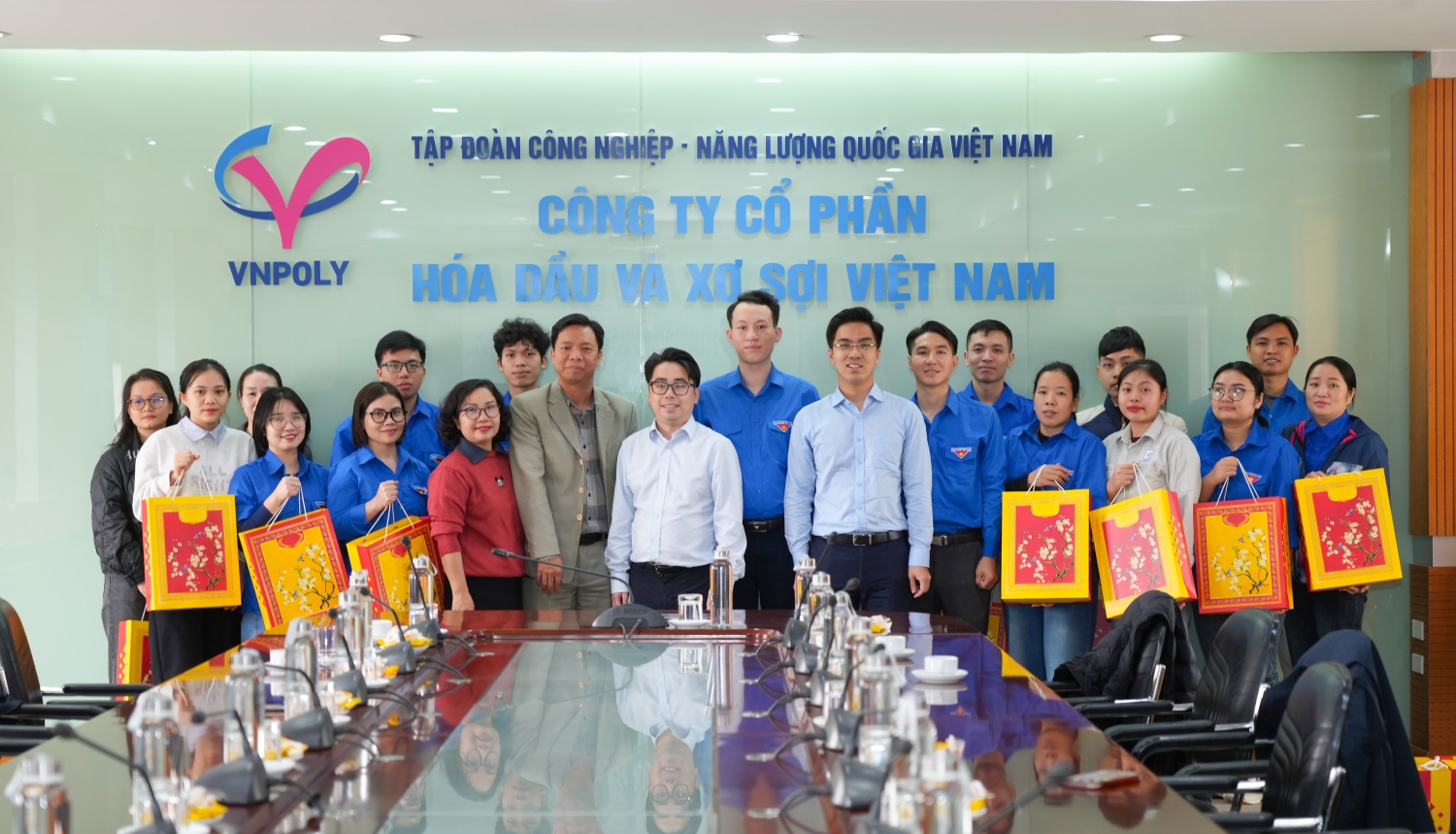 Các phần quà Tết được trao cho thanh niên công nhân VNPOLY. Các phần quà Tết được trao cho thanh niên công nhân VNPOLY.