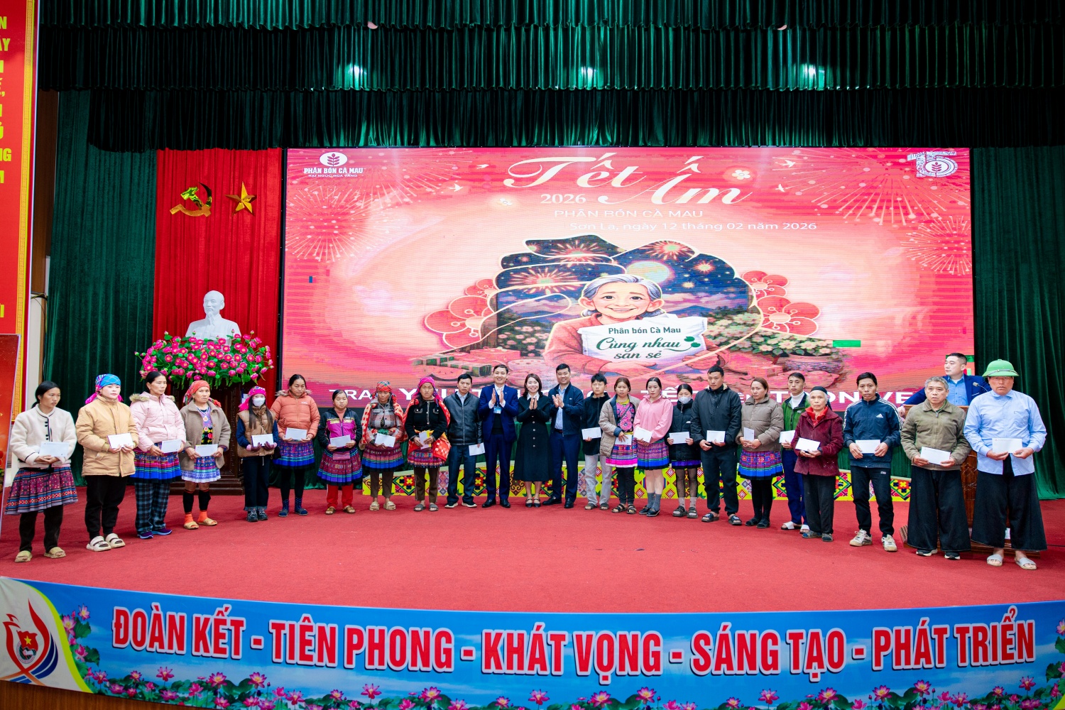 Phân bón Cà Mau mang “Tết Ấm 2026” về với đồng bào vùng cao Vân Hồ