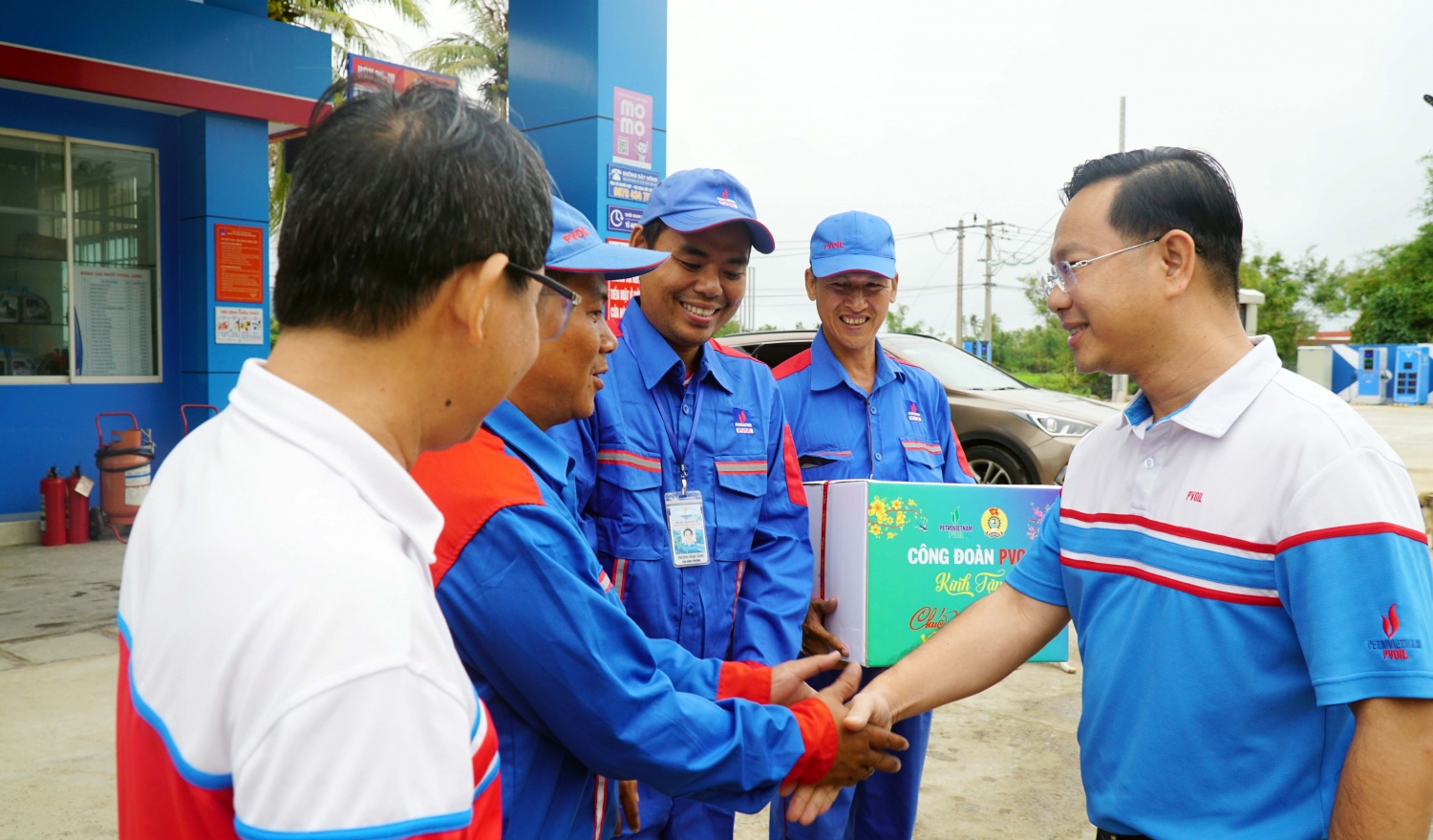 Công đoàn PVOIL thăm, tặng quà Tết cho người lao động PVOIL Phú Yên, PVOIL Bình Thuận Công đoàn PVOIL thăm, tặng quà Tết cho người lao động PVOIL Phú Yên, PVOIL Bình Thuận