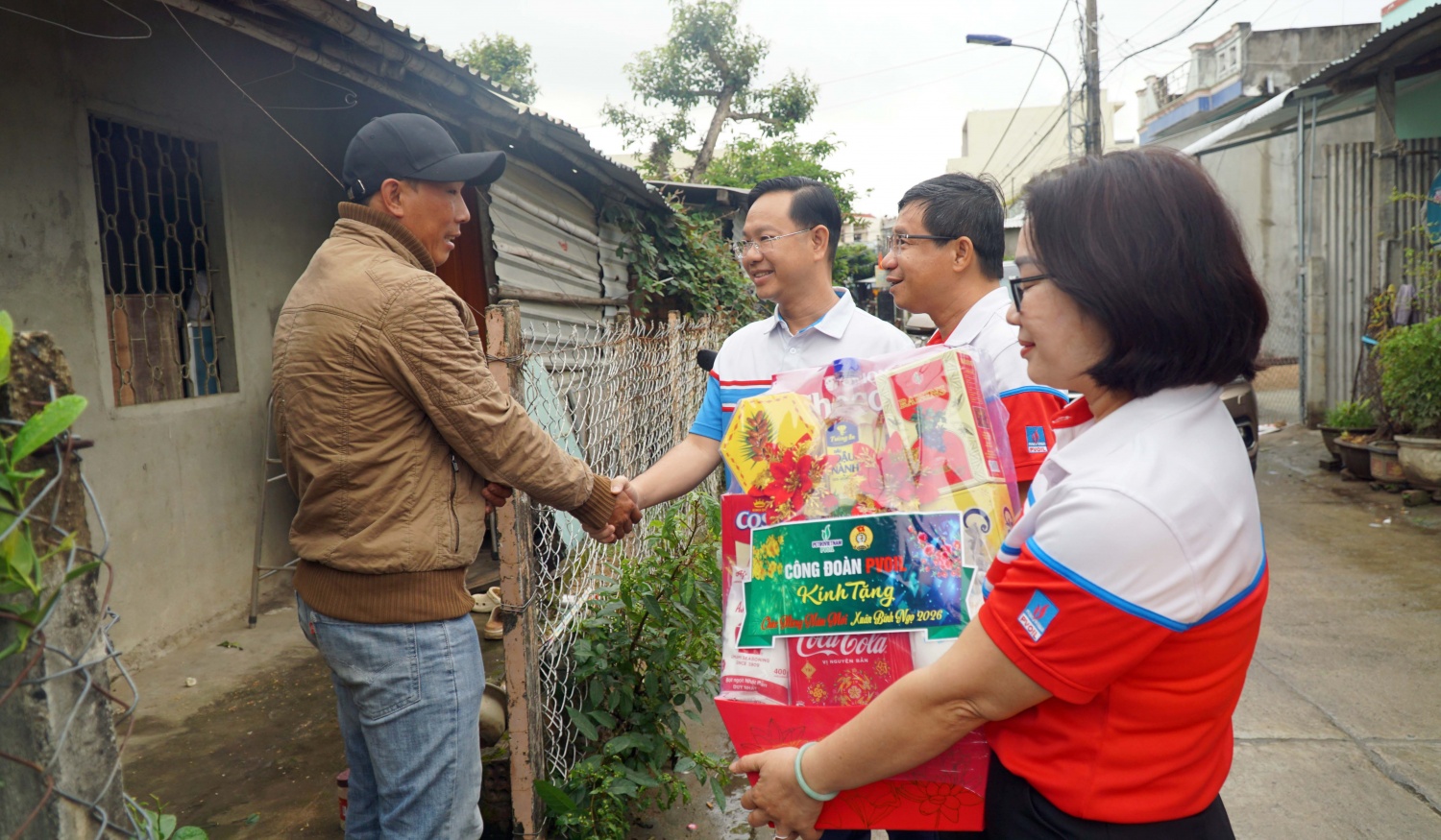 Công đoàn PVOIL thăm, tặng quà Tết cho người lao động PVOIL Phú Yên, PVOIL Bình Thuận Công đoàn PVOIL thăm, tặng quà Tết cho người lao động PVOIL Phú Yên, PVOIL Bình Thuận