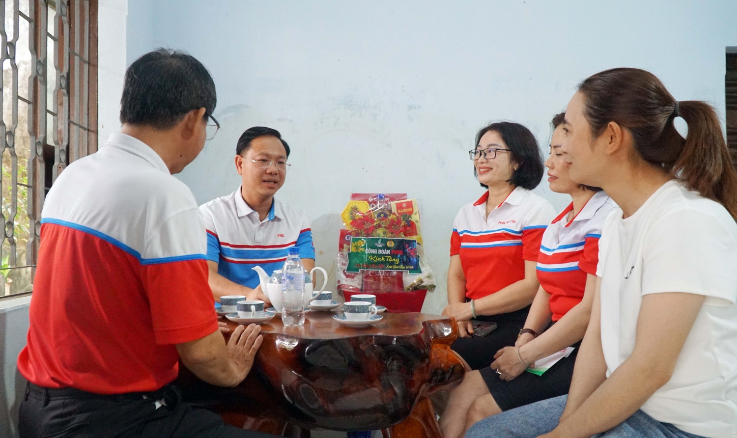 Công đoàn PVOIL thăm, tặng quà Tết cho người lao động PVOIL Phú Yên, PVOIL Bình Thuận Công đoàn PVOIL thăm, tặng quà Tết cho người lao động PVOIL Phú Yên, PVOIL Bình Thuận