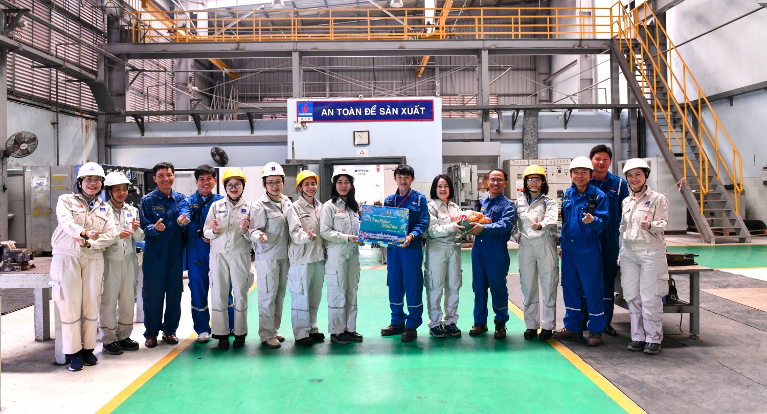 Tiếp thêm động lực, sự gắn kết với NLĐ trực vận hành dịp Tết tại NMLD Dung Quất