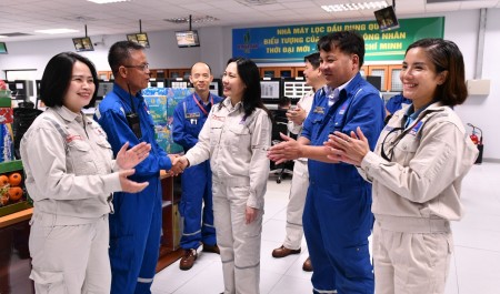 Tiếp thêm động lực, sự gắn kết với NLĐ trực vận hành dịp Tết tại NMLD Dung Quất