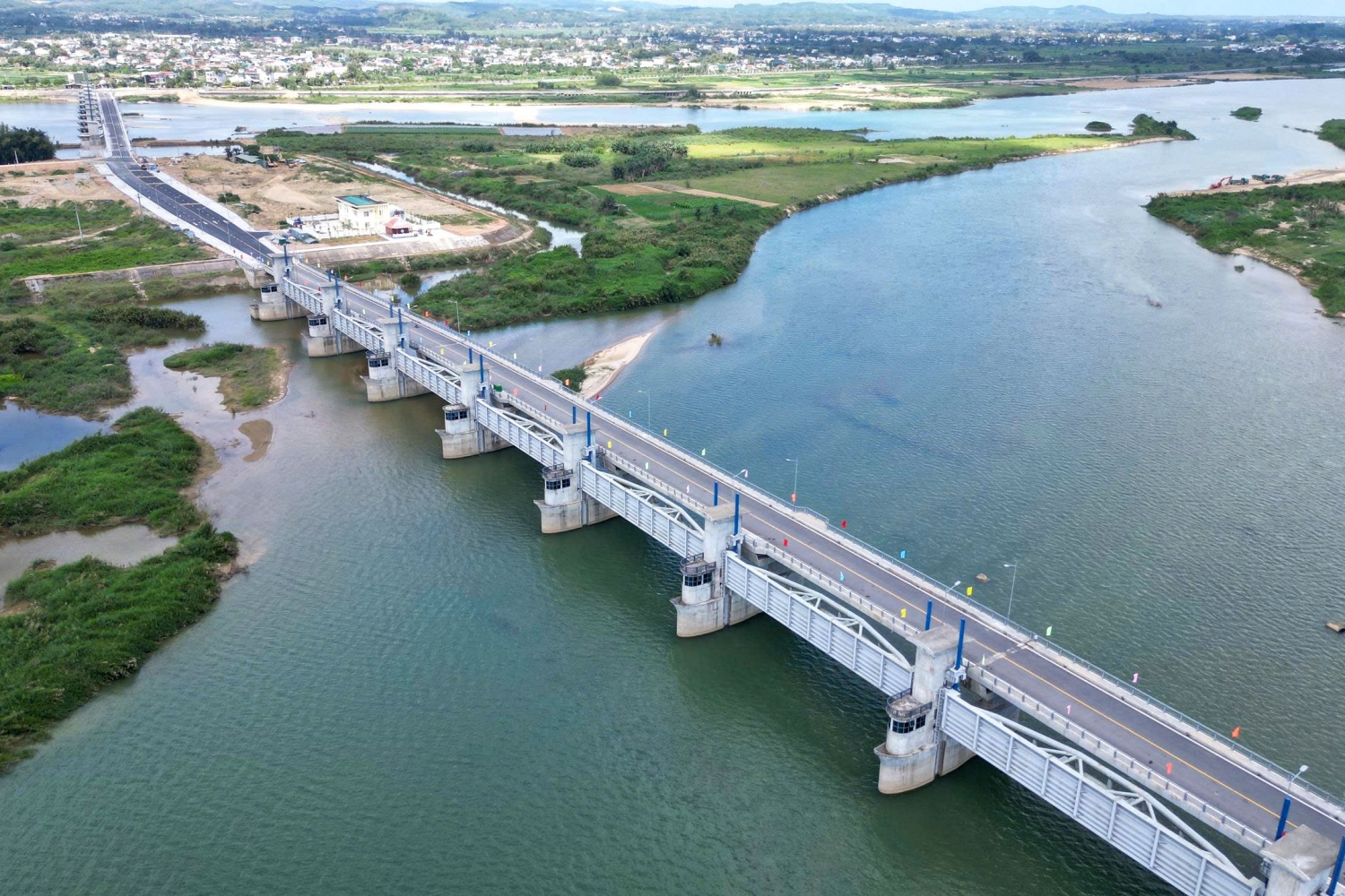 Quảng Ngãi: Thông xe cầu đập dâng sông Trà Khúc