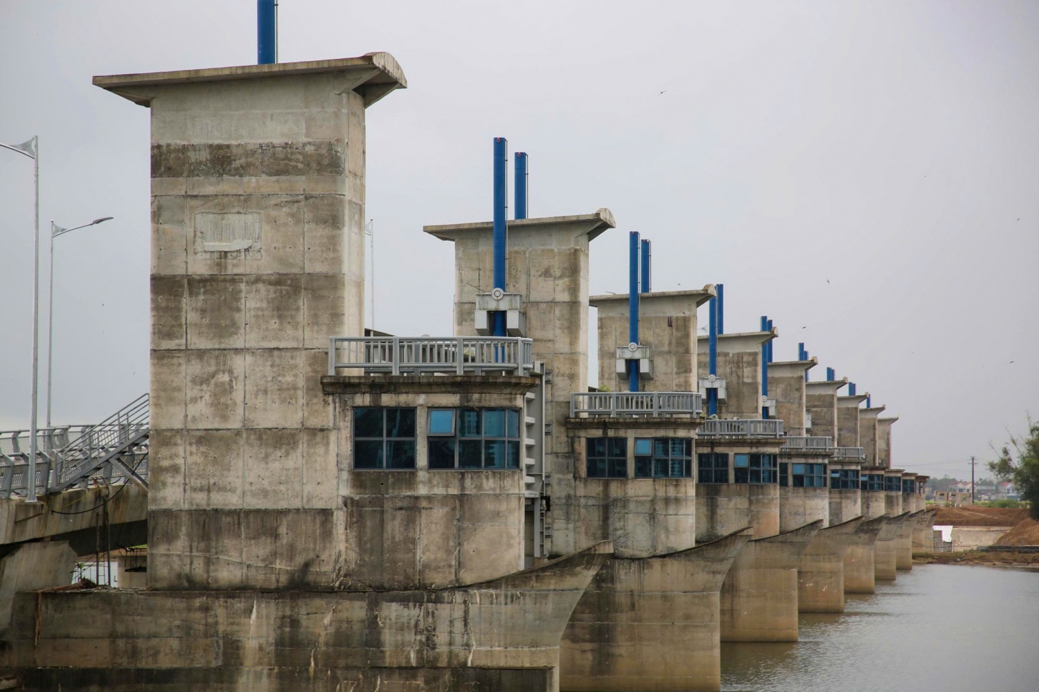 Quảng Ngãi: Thông xe cầu đập dâng sông Trà Khúc