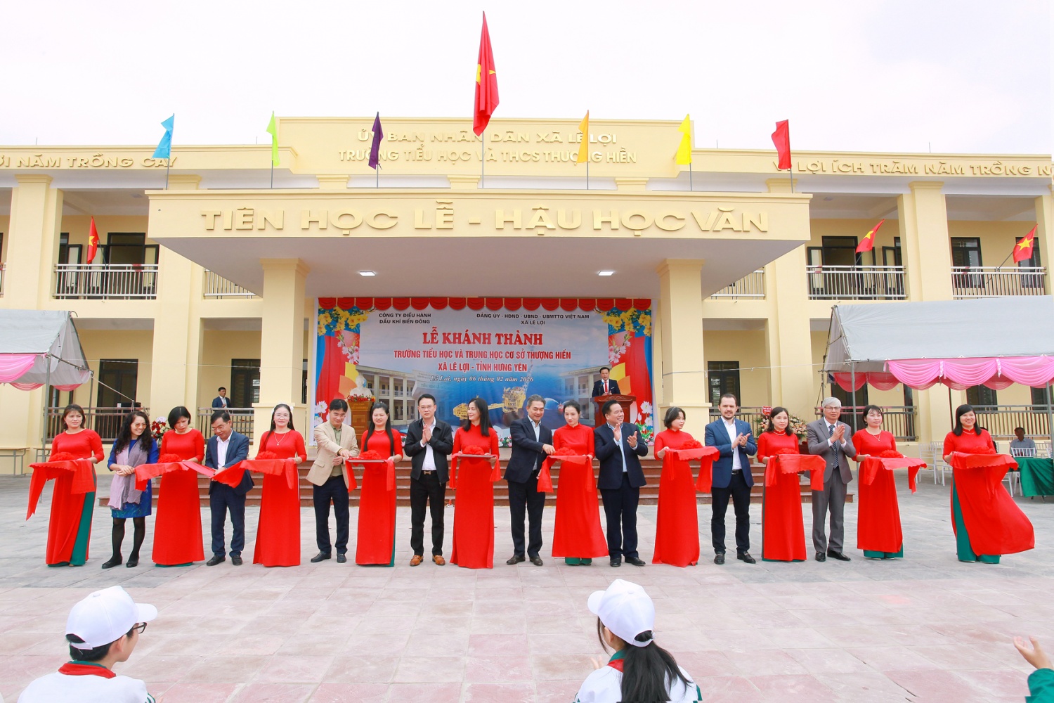 Đại biểu cắt băng khánh thành trường học