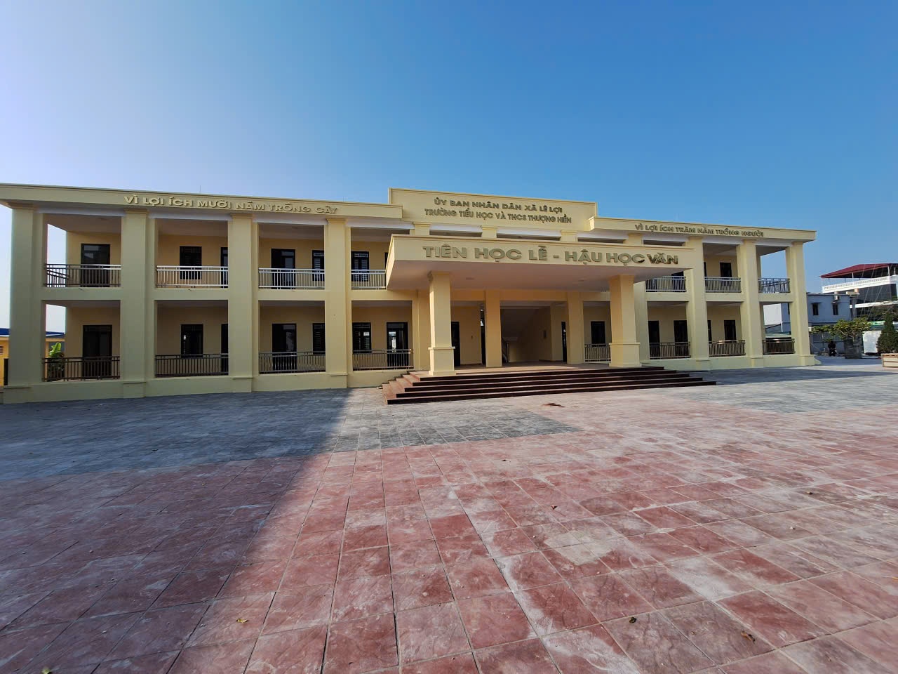 Đại biểu chụp ảnh lưu niệm