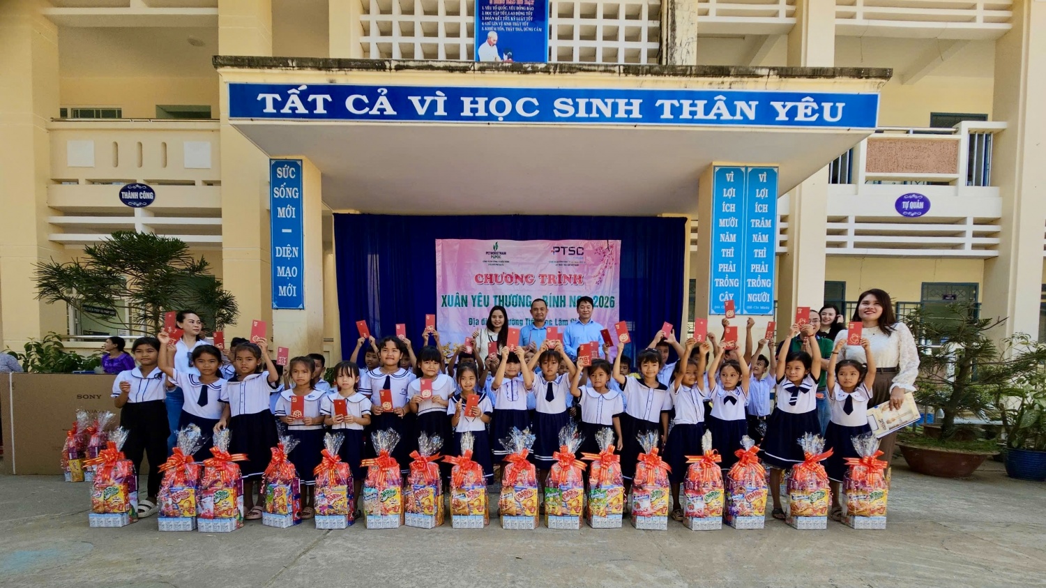 Xuân yêu thương - Nghĩa tình Petrovietnam sưởi ấm vùng lũ, tiếp sức bệnh nhi Xuân yêu thương - Nghĩa tình Petrovietnam sưởi ấm vùng lũ, tiếp sức bệnh nhi