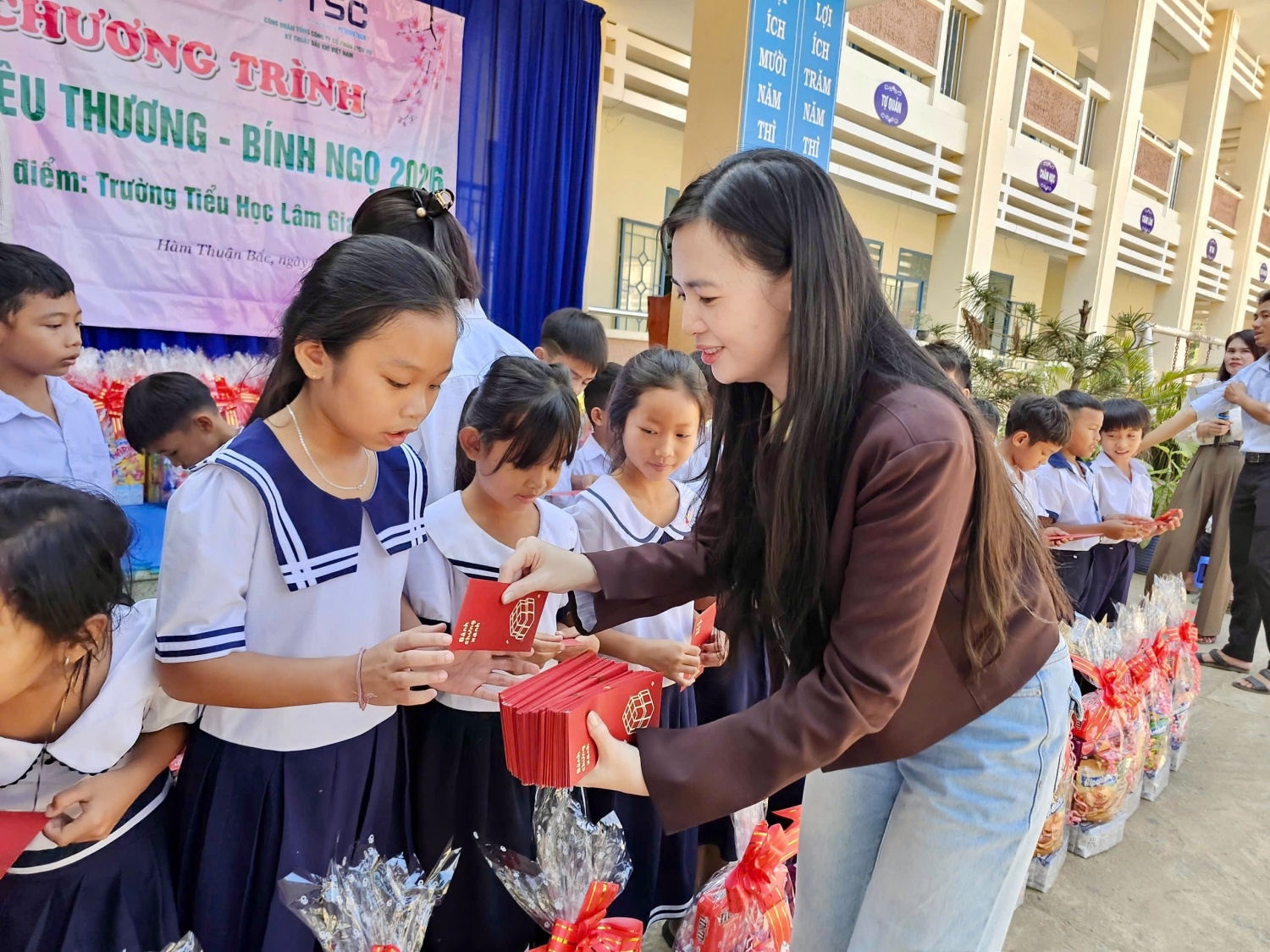 Xuân yêu thương – Nghĩa tình Petrovietnam sưởi ấm vùng lũ, tiếp sức bệnh nhi Xuân yêu thương - Nghĩa tình Petrovietnam sưởi ấm vùng lũ, tiếp sức bệnh nhi