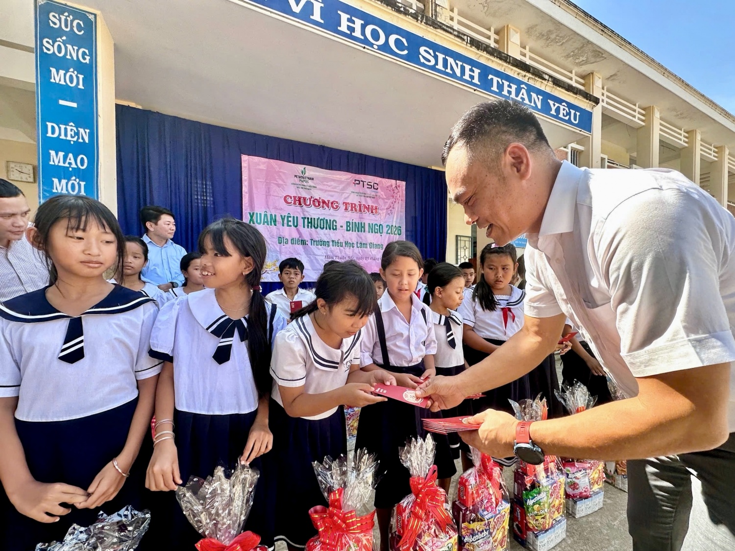 Xuân yêu thương – Nghĩa tình Petrovietnam sưởi ấm vùng lũ, tiếp sức bệnh nhi Xuân yêu thương - Nghĩa tình Petrovietnam sưởi ấm vùng lũ, tiếp sức bệnh nhi