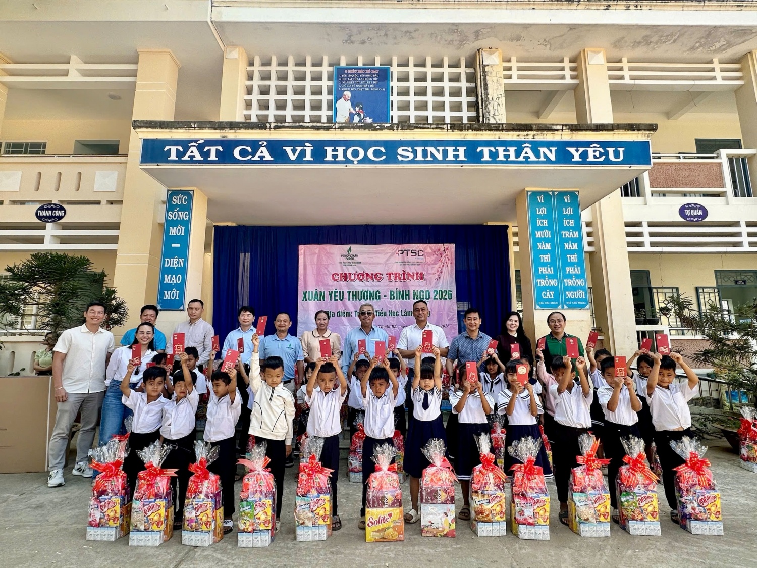 Xuân yêu thương – Nghĩa tình Petrovietnam sưởi ấm vùng lũ, tiếp sức bệnh nhi Xuân yêu thương - Nghĩa tình Petrovietnam sưởi ấm vùng lũ, tiếp sức bệnh nhi