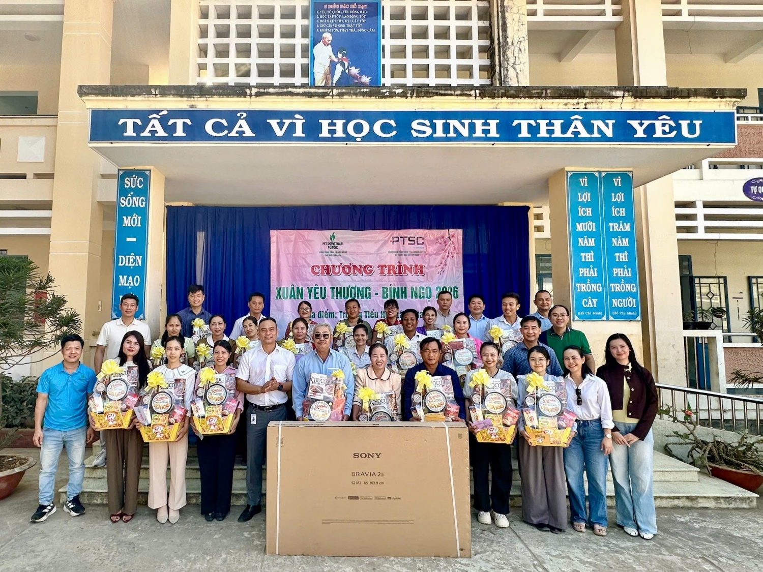 Xuân yêu thương – Nghĩa tình Petrovietnam sưởi ấm vùng lũ, tiếp sức bệnh nhi Xuân yêu thương - Nghĩa tình Petrovietnam sưởi ấm vùng lũ, tiếp sức bệnh nhi