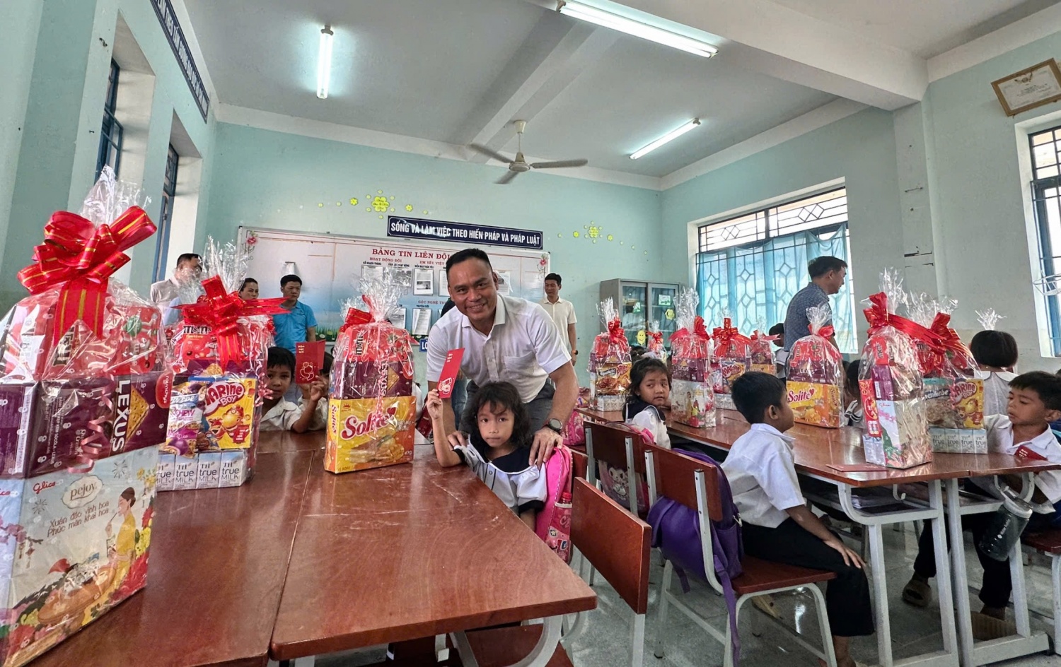 Xuân yêu thương – Nghĩa tình Petrovietnam sưởi ấm vùng lũ, tiếp sức bệnh nhi Xuân yêu thương - Nghĩa tình Petrovietnam sưởi ấm vùng lũ, tiếp sức bệnh nhi