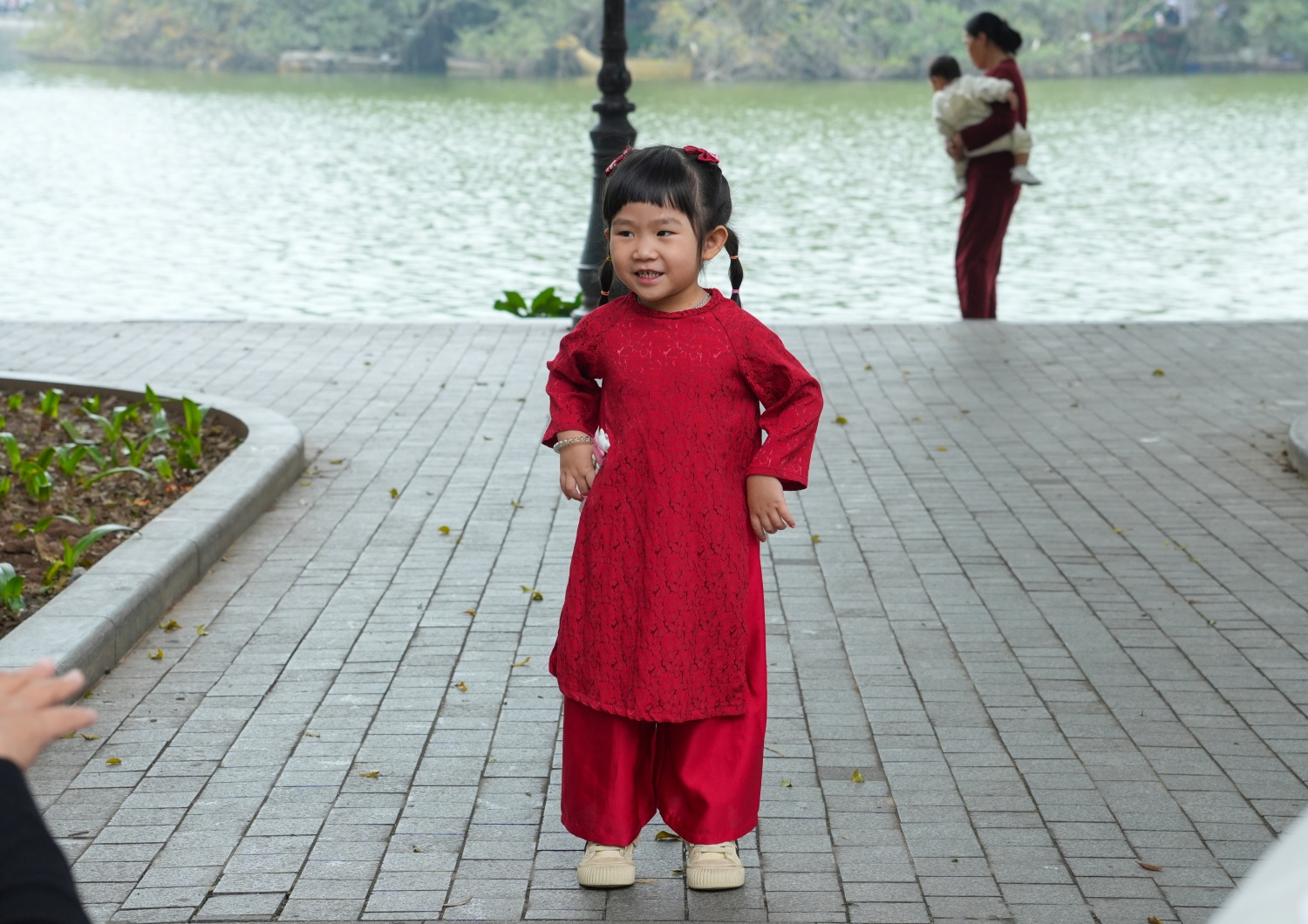 Ngày 28 Tết, người dân dạo chơi ngắm cảnh, tận hưởng không khí Xuân