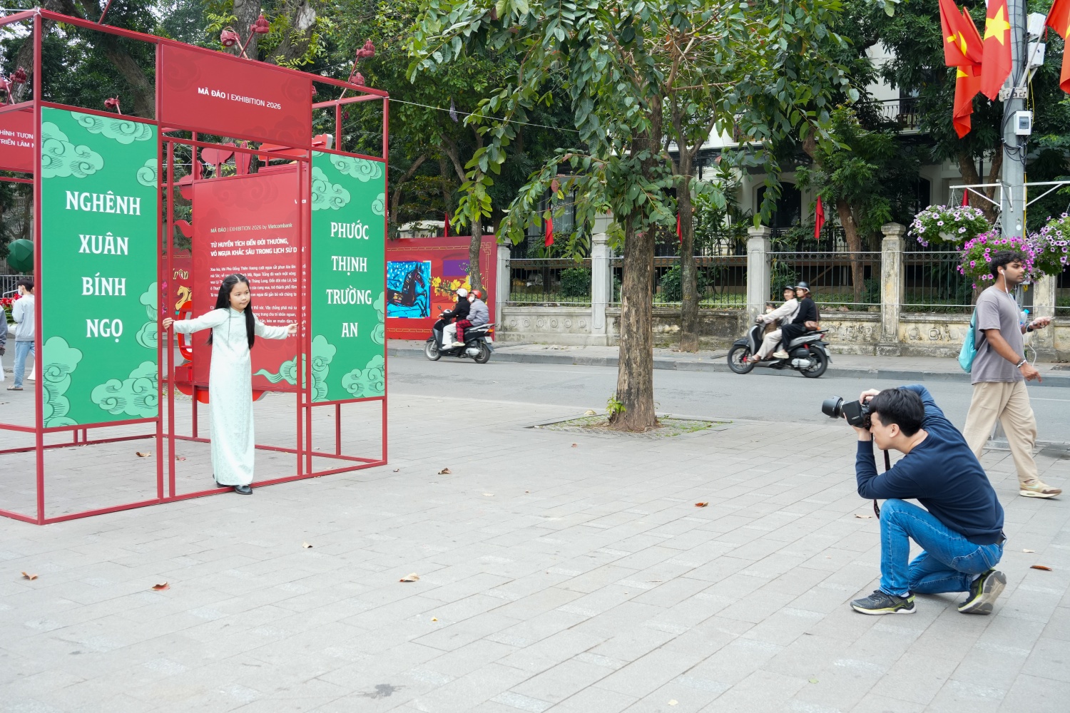 Ngày 28 Tết, người dân dạo chơi ngắm cảnh, tận hưởng không khí Xuân