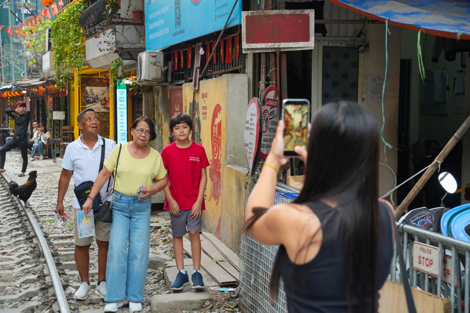 Ngày 28 Tết, người dân dạo chơi ngắm cảnh, tận hưởng không khí Xuân