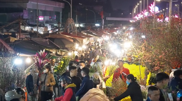 [VIDEO] Chợ hoa Quảng Bá nhộn nhịp ngày cận Tết