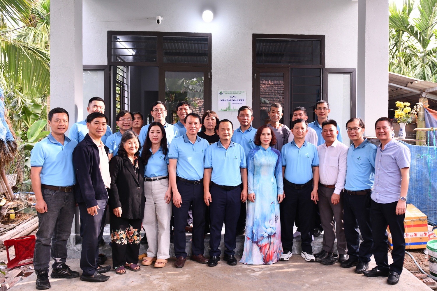 Cán bộ, người lao động Khối Nhà máy lọc dầu Dung Quất chụp hình lưu niệm cũng gia đình ông Nguyễn Phao trước căn nhà mới.