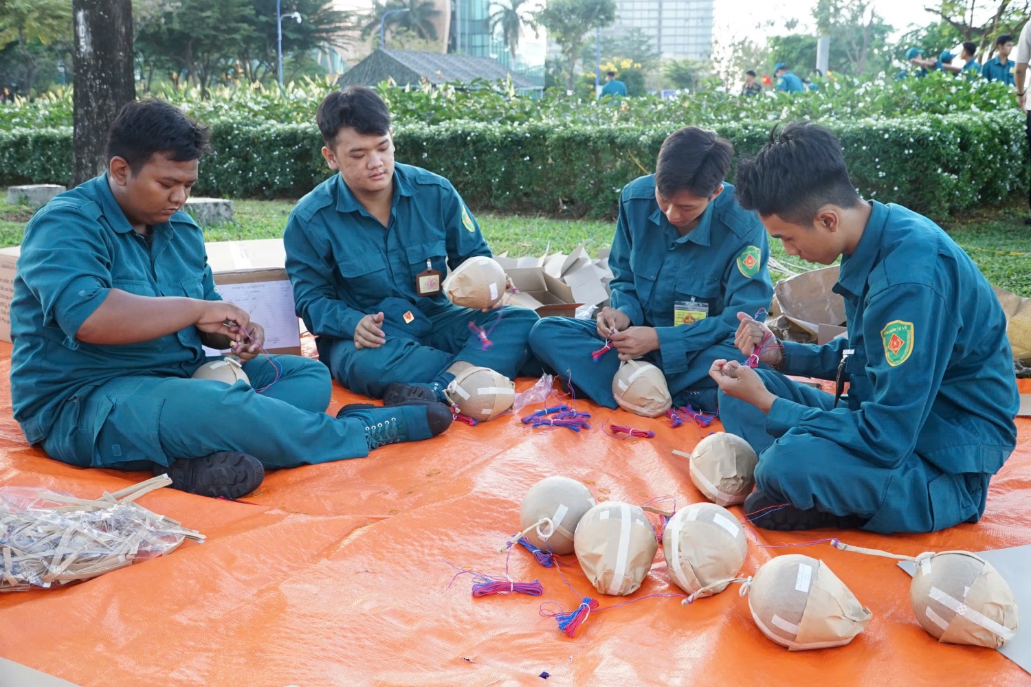 [Chùm ảnh] Trận địa pháo hoa tại TP HCM trước giờ khai hỏa