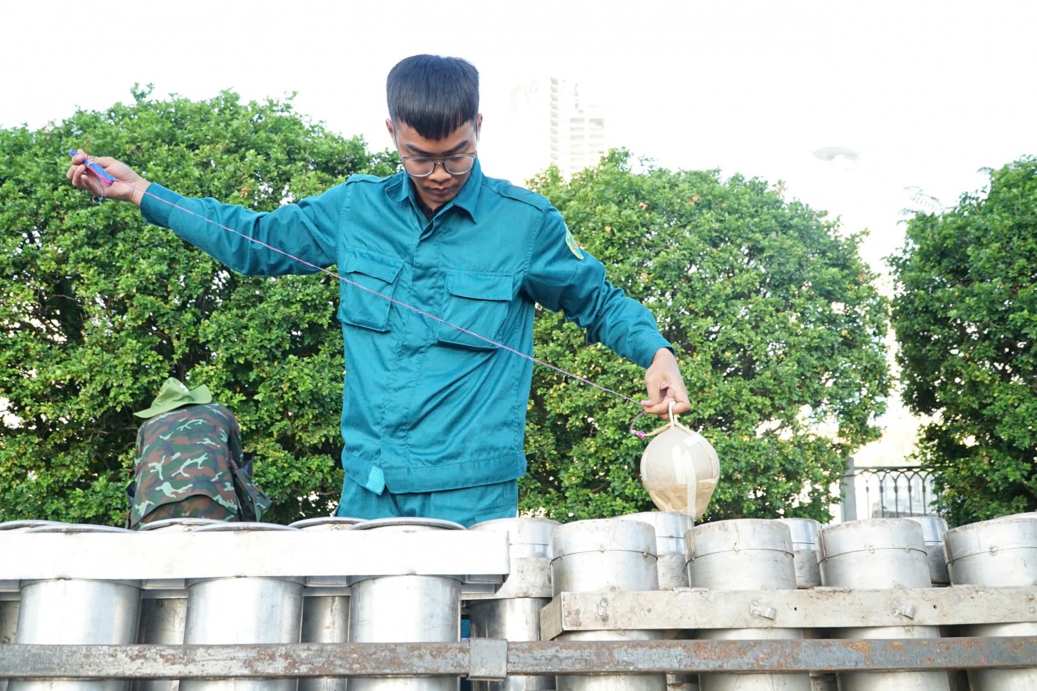 [Chùm ảnh] Trận địa pháo hoa tại TP HCM trước giờ khai hoả