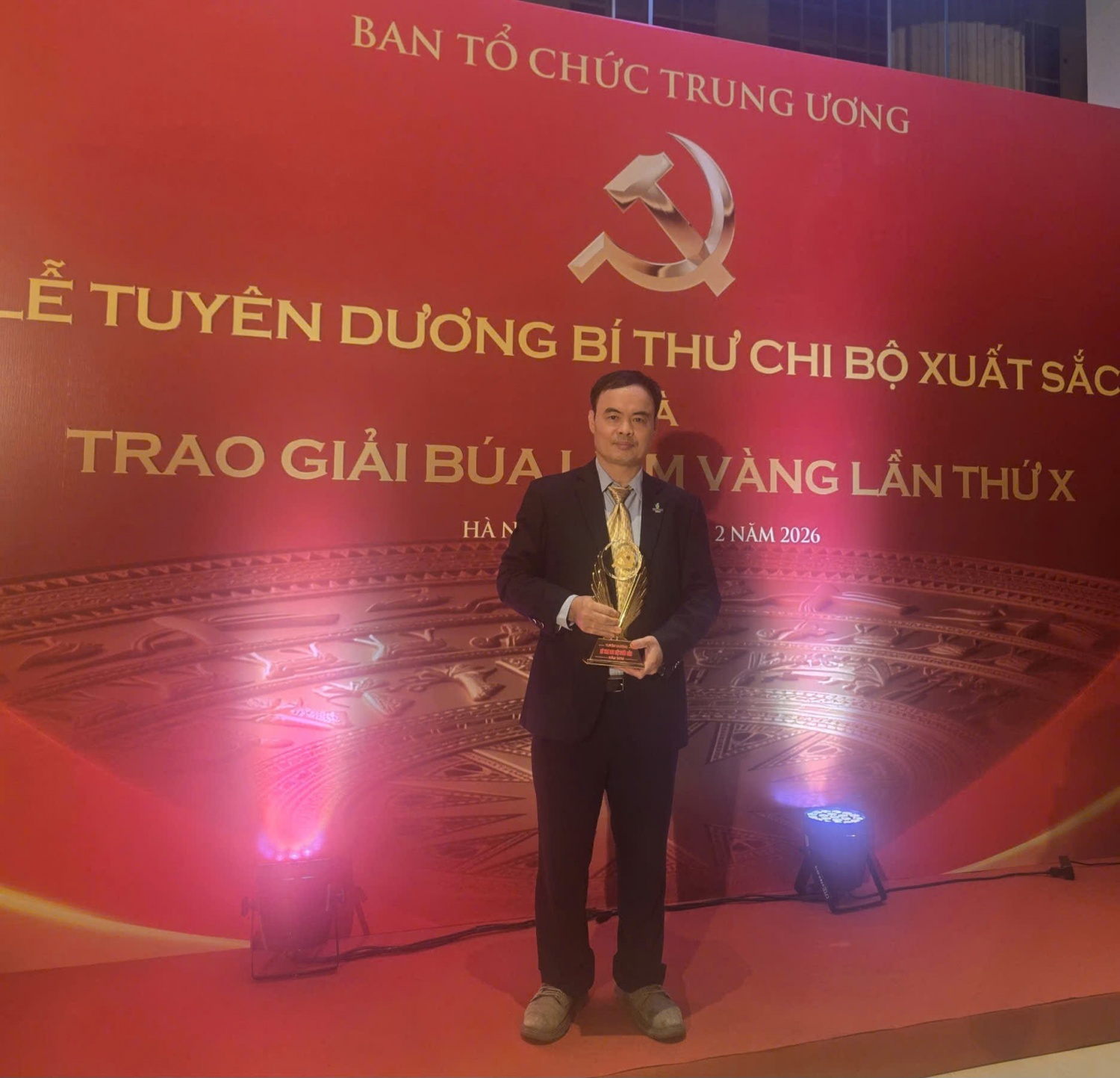 Đồng chí Nguyễn Xuân Phong, Ủy viên Ban Chấp hành Đảng bộ, Bí thư Chi bộ Thăm dò thuộc Tổng Công ty Thăm dò Khai thác Dầu khí (PVEP) – đơn vị thành viên của Petrovietnam vinh dự là 1 trong 96 Bí thư Chi bộ xuất sắc được tuyên dương nhân dịp kỷ niệm 96 năm
