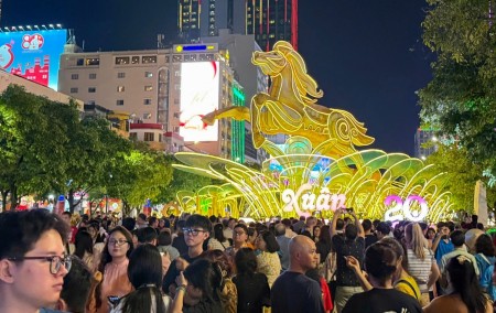 [Chùm ảnh] Người dân nô nức đổ về trung tâm TP HCM trước thời khắc giao thừa