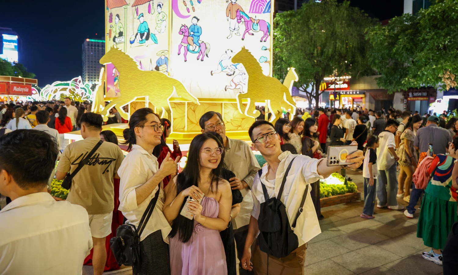 [Chùm ảnh] Người dân nô nức đổ về trung tâm TP HCM trước thời khắc giao thừa