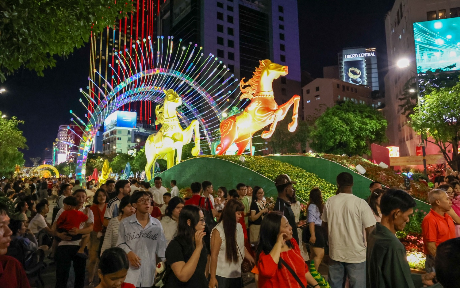 [Chùm ảnh] Trung tâm TP HCM đông kín người trước thời khắc giao thừa