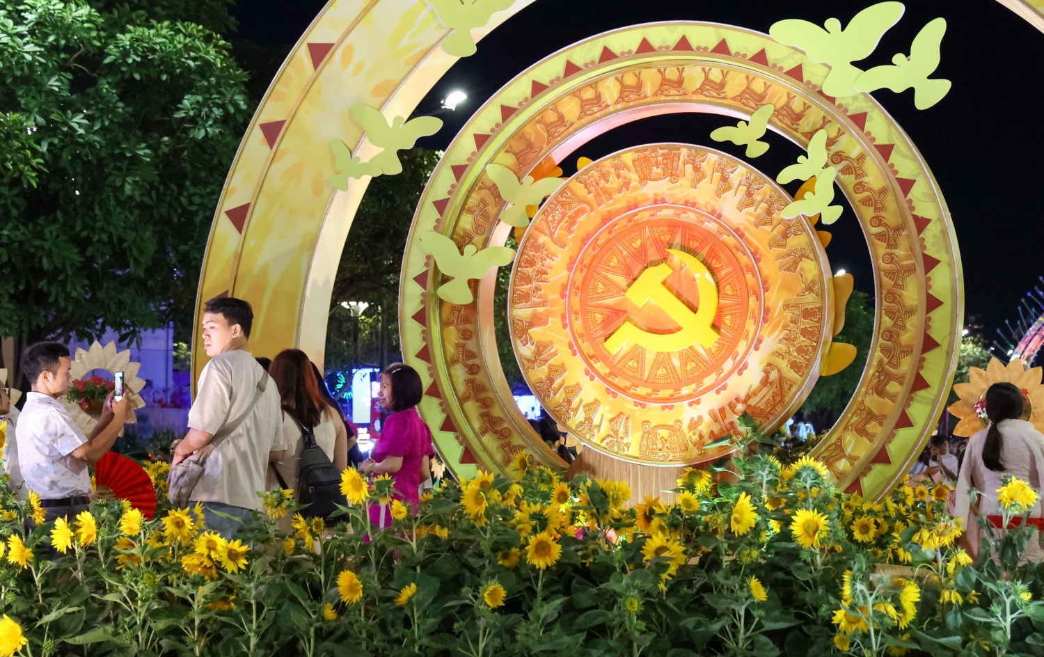 [Chùm ảnh] Trung tâm TP HCM đông kín người trước thời khắc giao thừa