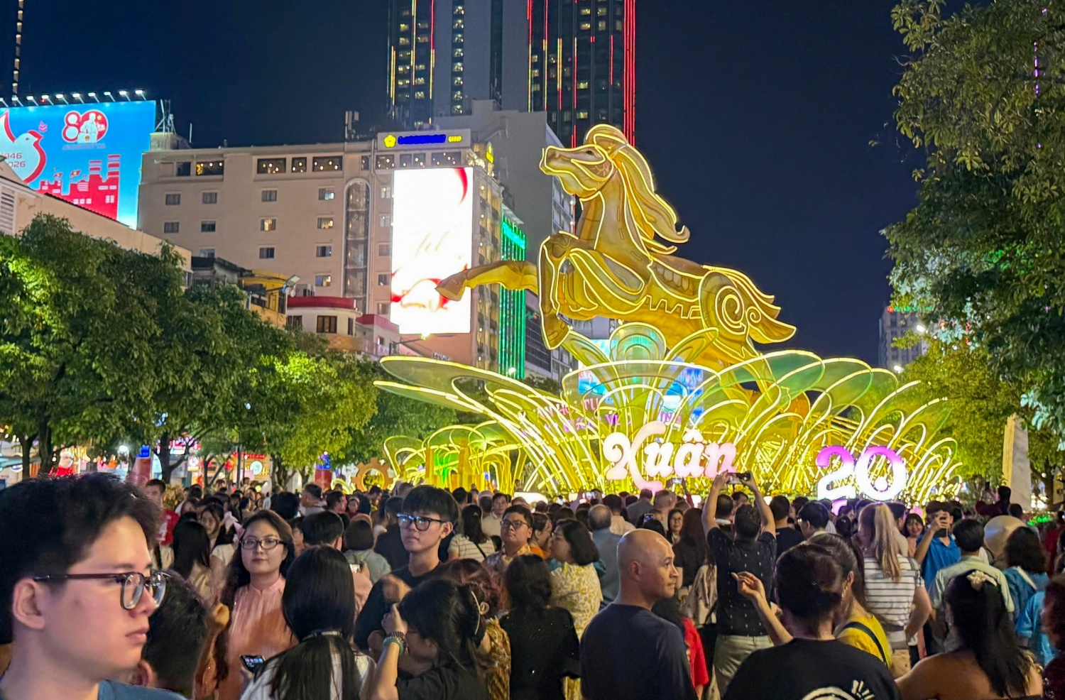 [Chùm ảnh] Người dân nô nức đổ về trung tâm TP HCM trước thời khắc giao thừa