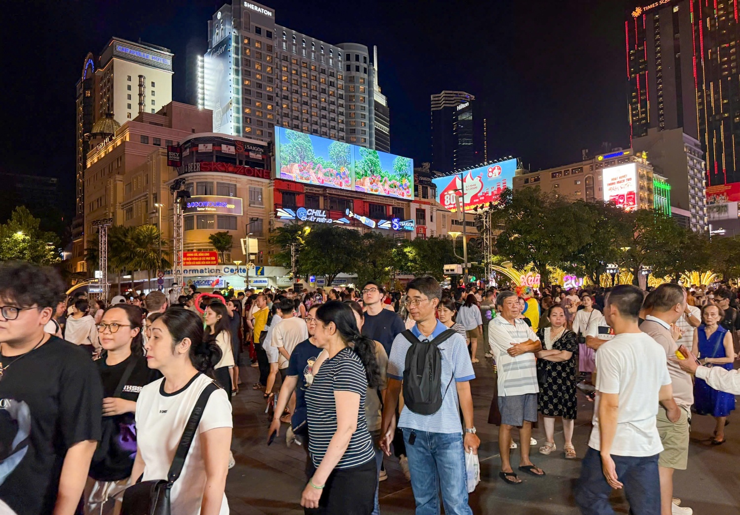 [Chùm ảnh] Trung tâm TP HCM đông kín người trước thời khắc giao thừa
