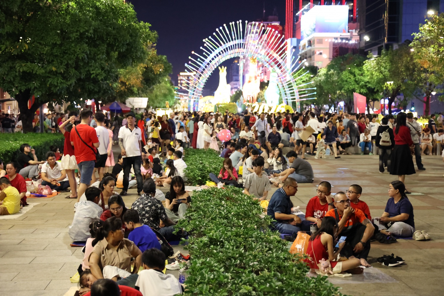 [Chùm ảnh] Trung tâm TP HCM đông kín người trước thời khắc giao thừa