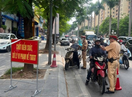 Cảnh sát giao thông triển khai đo nồng độ cồn từ sáng mùng 1 Tết