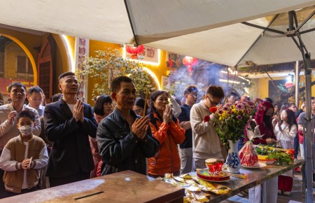 Hà Nội đêm giao thừa: Pháo hoa rực rỡ, người dân thành tâm đi lễ chùa