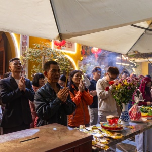 Hà Nội đêm giao thừa: Pháo hoa rực rỡ, người dân thành tâm đi lễ chùa