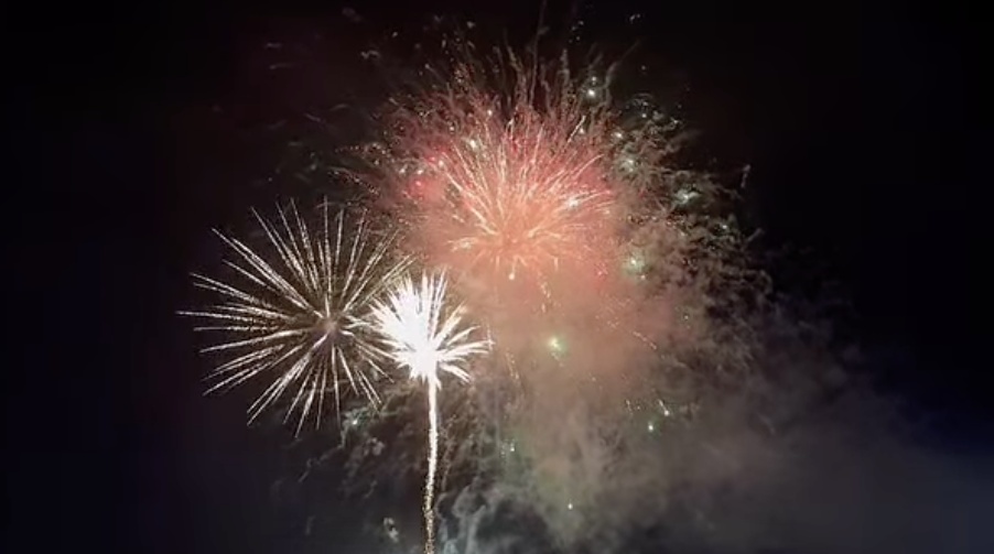 Rực sắc pháo hoa trên đảo tiền tiêu Lý Sơn đêm giao thừa