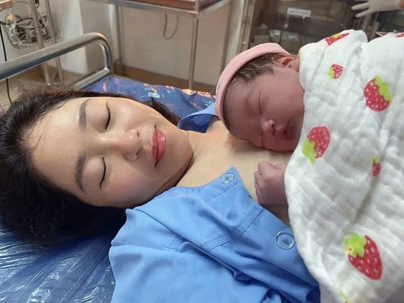 Niềm hạnh phúc của người mẹ khi ôm con gái vừa chào đời trong đêm giao thừa tại Bệnh viện Phụ sản tỉnh Thanh Hóa