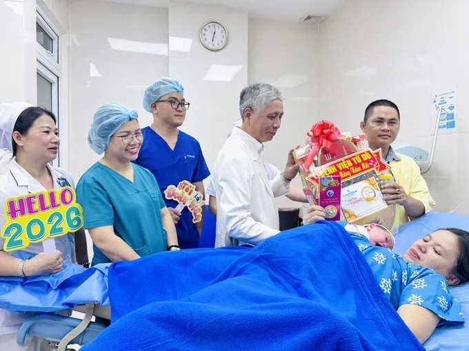 BS.CKII Trần Ngọc Hải, Giám đốc Bệnh viện Từ Dũ chúc mừng và trao quà cho các em bé chào đời đầu năm mới. 