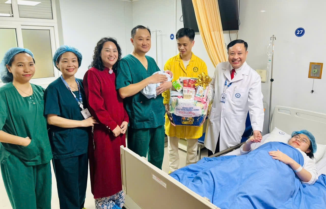 Em bé đầu tiên chào đời trong thời khắc chuyển giao sang năm mới Bính Ngọ, tại Bệnh viện Phụ sản Trung ương.