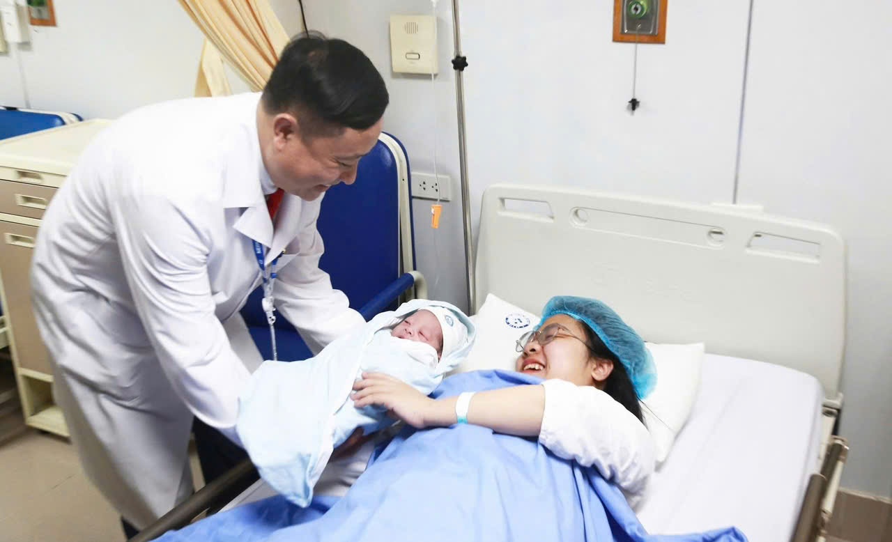 Công dân nhí đầu tiên của năm mới Bính Ngọ khỏe mạnh chào đời.